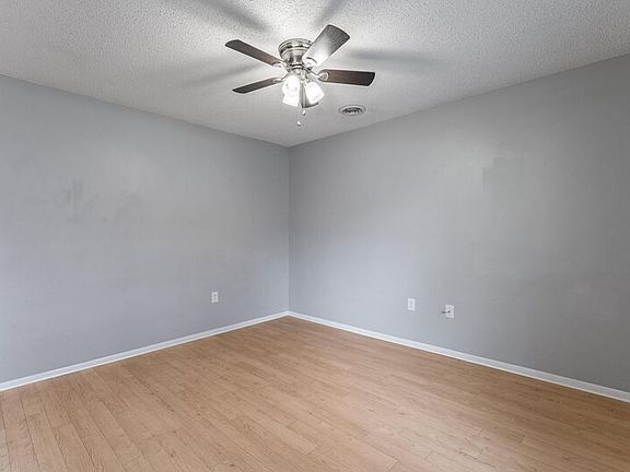 4th image of 2316-2318 N Raven Ln