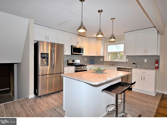 3rd image of 403 Barby Ln