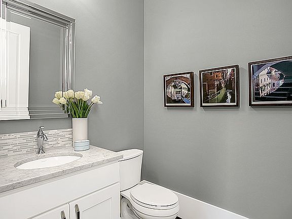 4th image of 10434 SE 22nd Street Bellevue Wa #98004