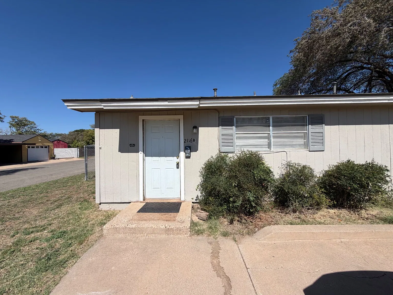 2 bed, 1.0 bath, 704 sqft, $600 — Photo 2