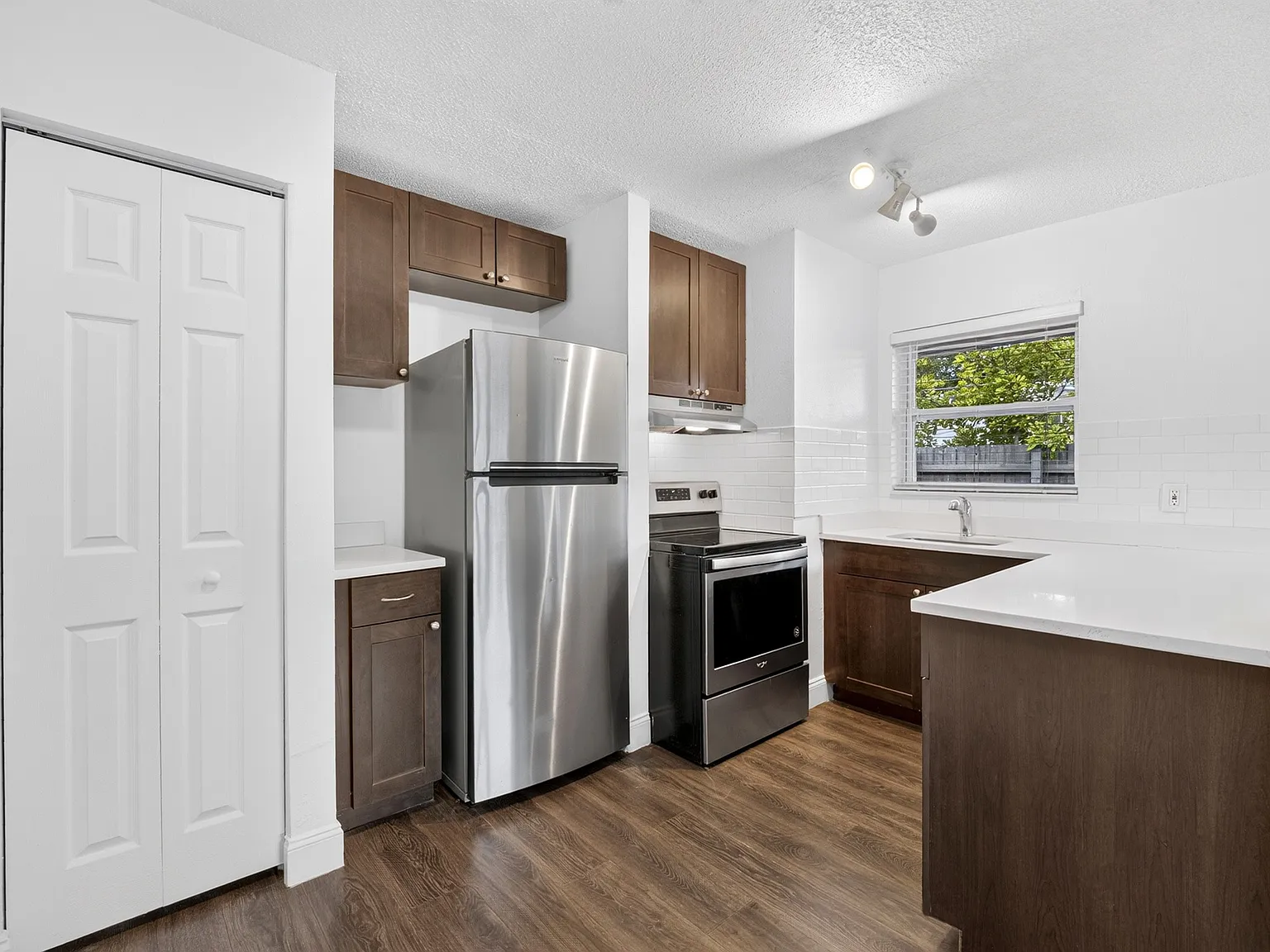 732 SE 15th St — Photo 3