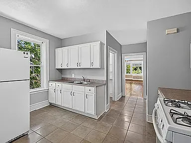 4 bed, 2400 sqft, $2,600 — Photo 3
