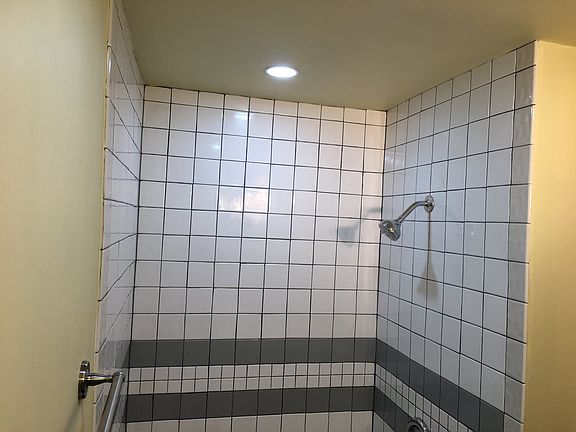 5th image of 956 W Hillcrest Blvd