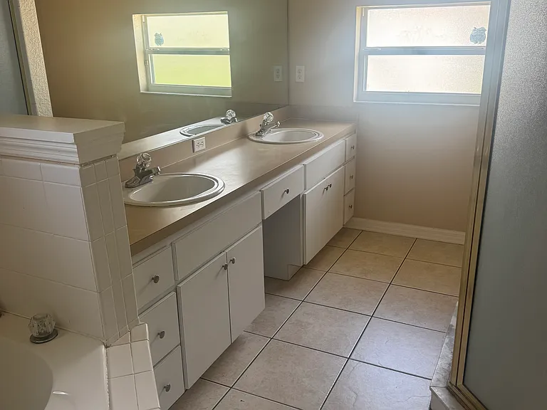 955 Highland Crest Cir — Photo 3
