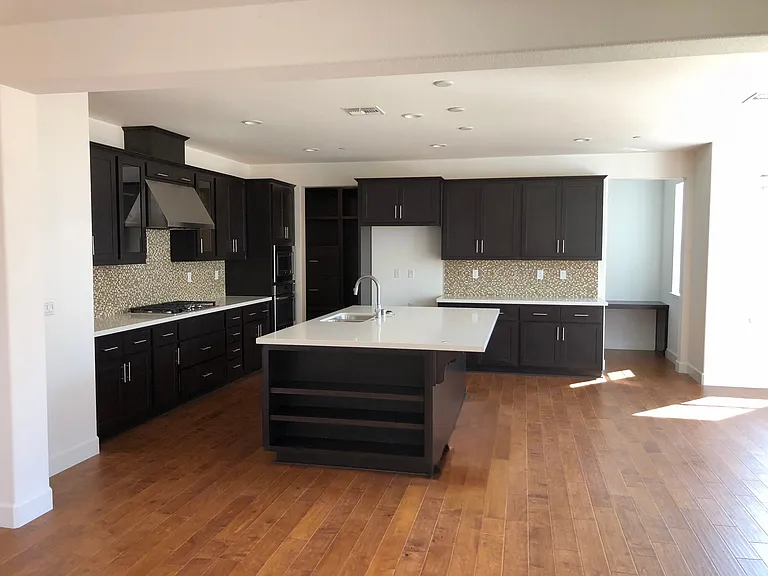 1085 Modena St — Photo 4