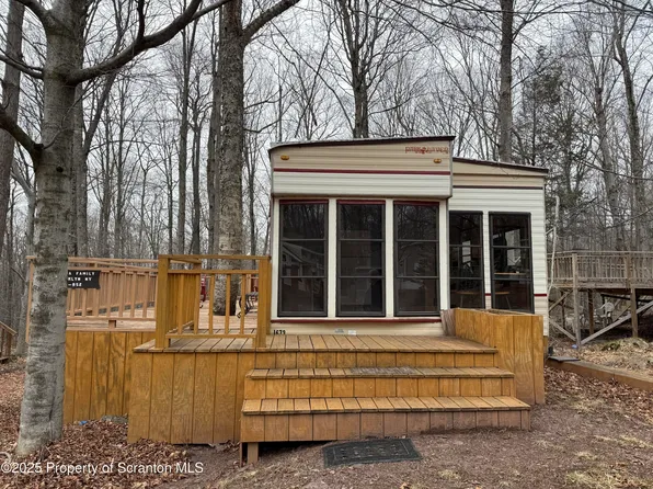 852 Gray Squirrel Ct, Gouldsboro, PA 18424