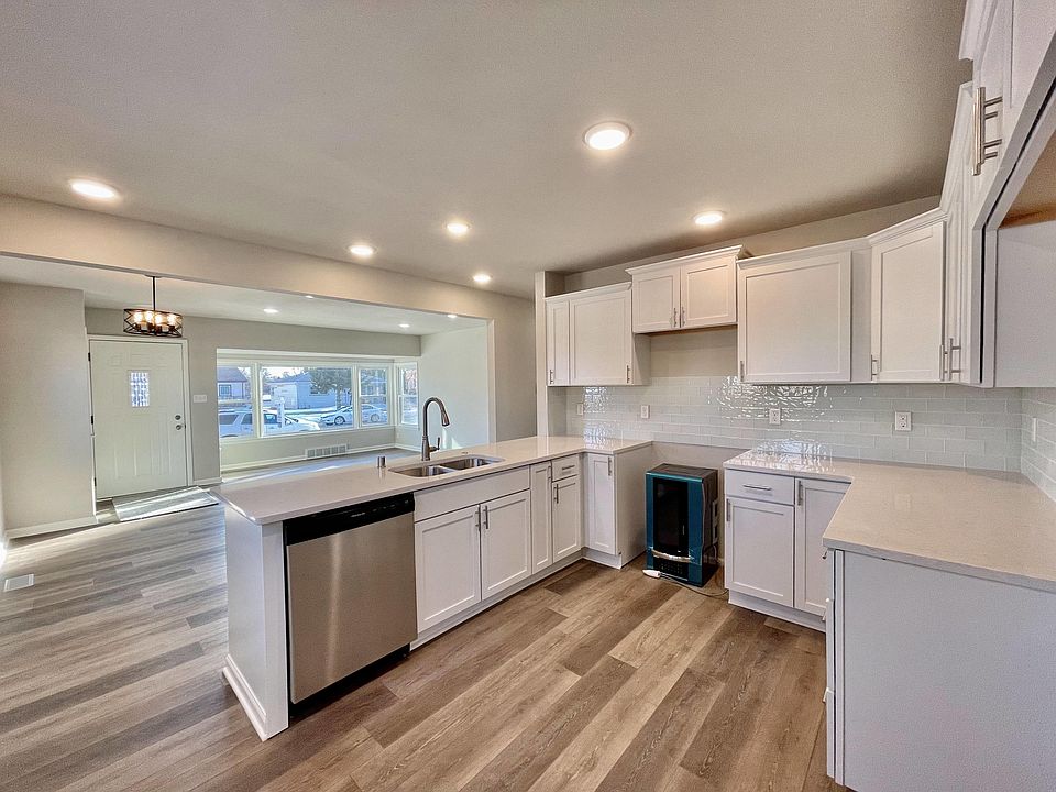 1st image of 1218 Manitowoc Ave