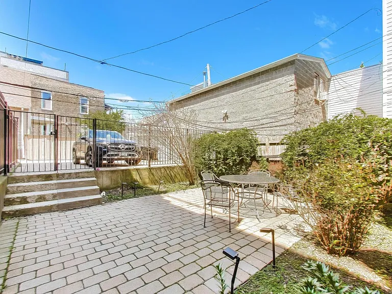 2132 N Oakley Ave #3 — Photo 8