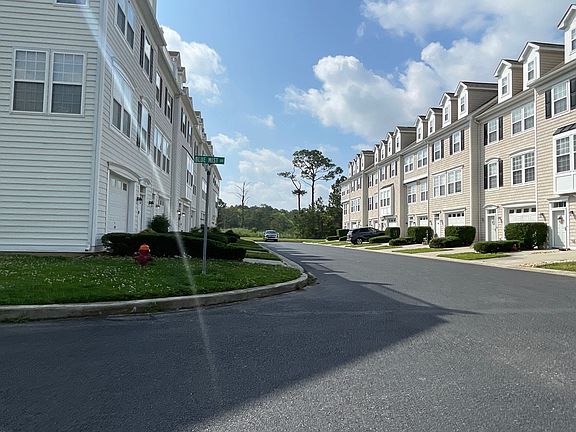4th image of 26772 Chatham Ln #B20-2