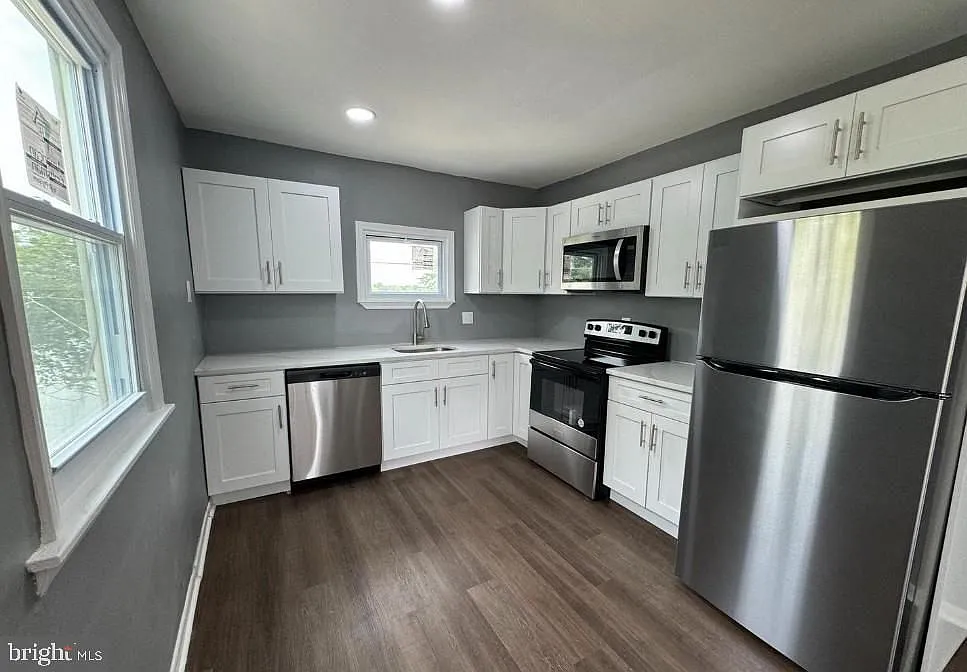32 Edgewater Ave — Photo 1