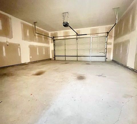 4th image of 640 Armitage Way