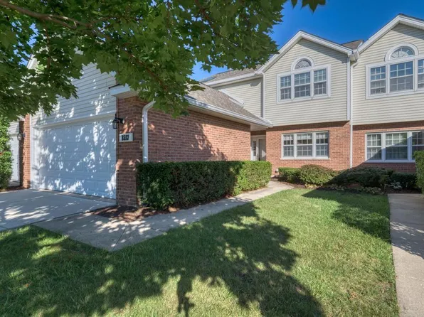 8593 Sandalwood Dr, Darien, IL 60561