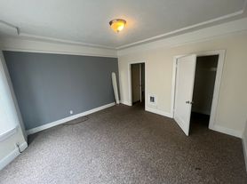 816 Ashbury Street, 5