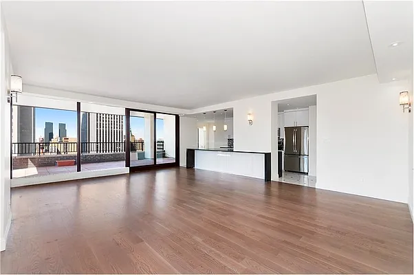 Rented by Siderow Residential Group | media 8