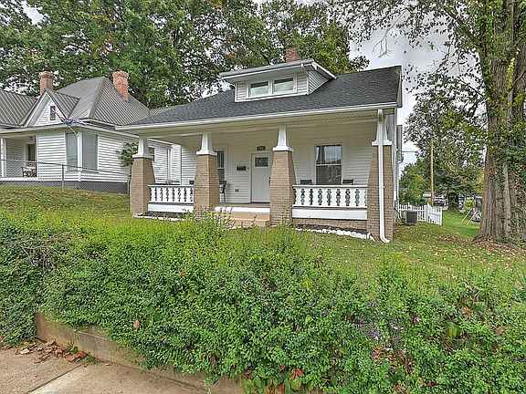 4th image of 702 Lamont St