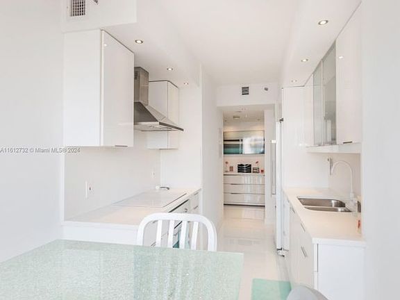 4th image of 1000 W Island Blvd APT 2205
