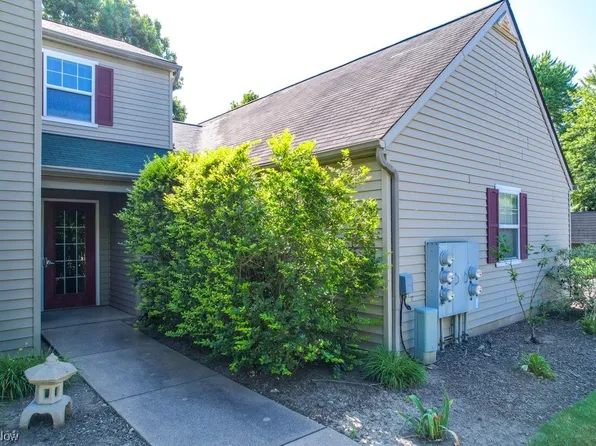 995 Canyon View Rd APT B, Sagamore Hills, OH 44067