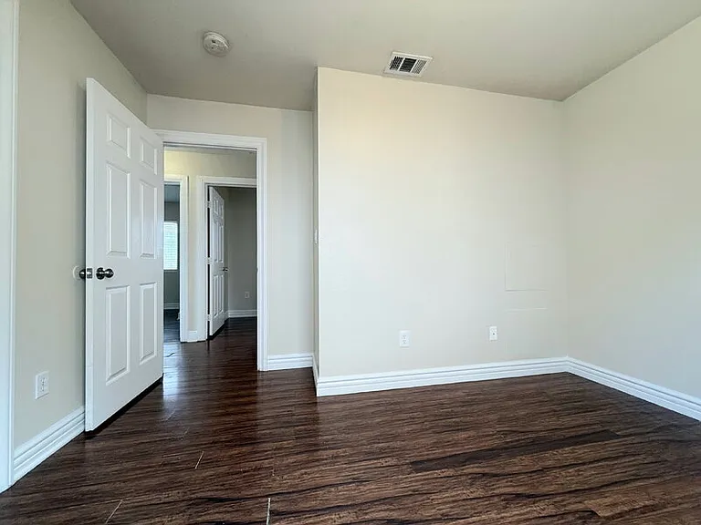 844 W 54th St — Photo 10