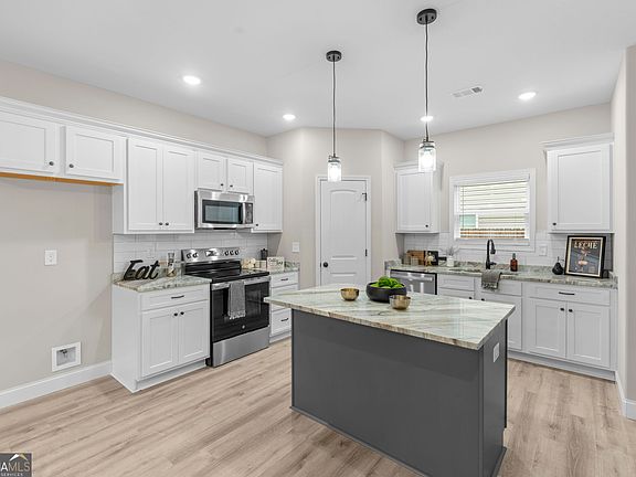 5th image of 302 Beau Claire Cir