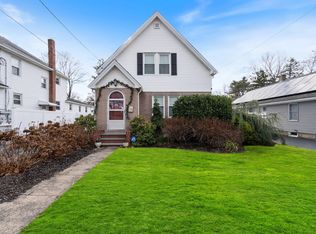 38 Vernon St, Patchogue, NY 11772