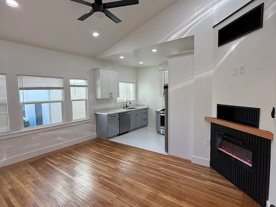 878 E 28th St #9