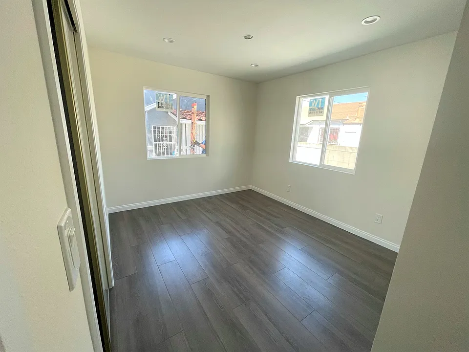 10507 S San Pedro St