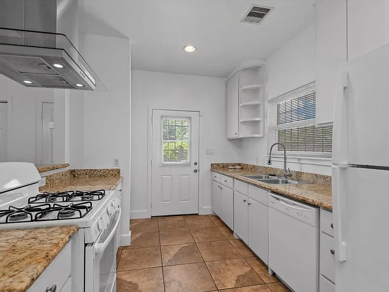 2514 Bennington St — Photo 17