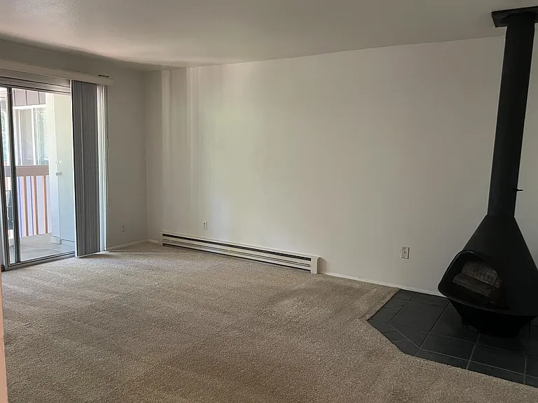 Livingroom w/fireplace