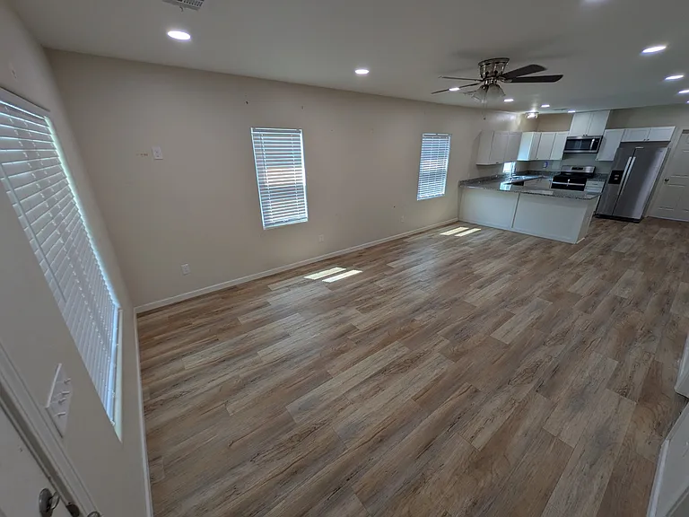 924 E Walnut St — Photo 2