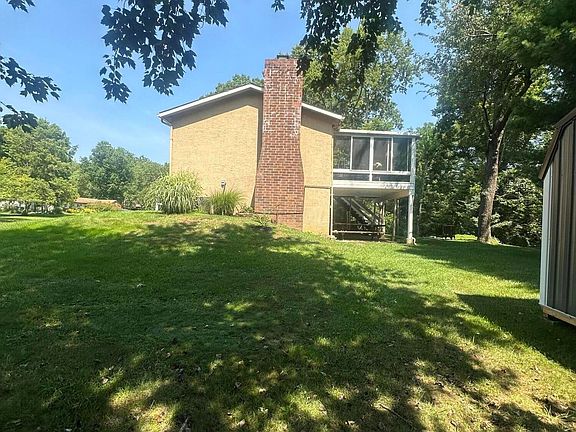 3rd image of 212 Pat Haven Dr
