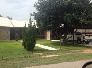 403 Bluebonnet Ave, Devine, TX 78016