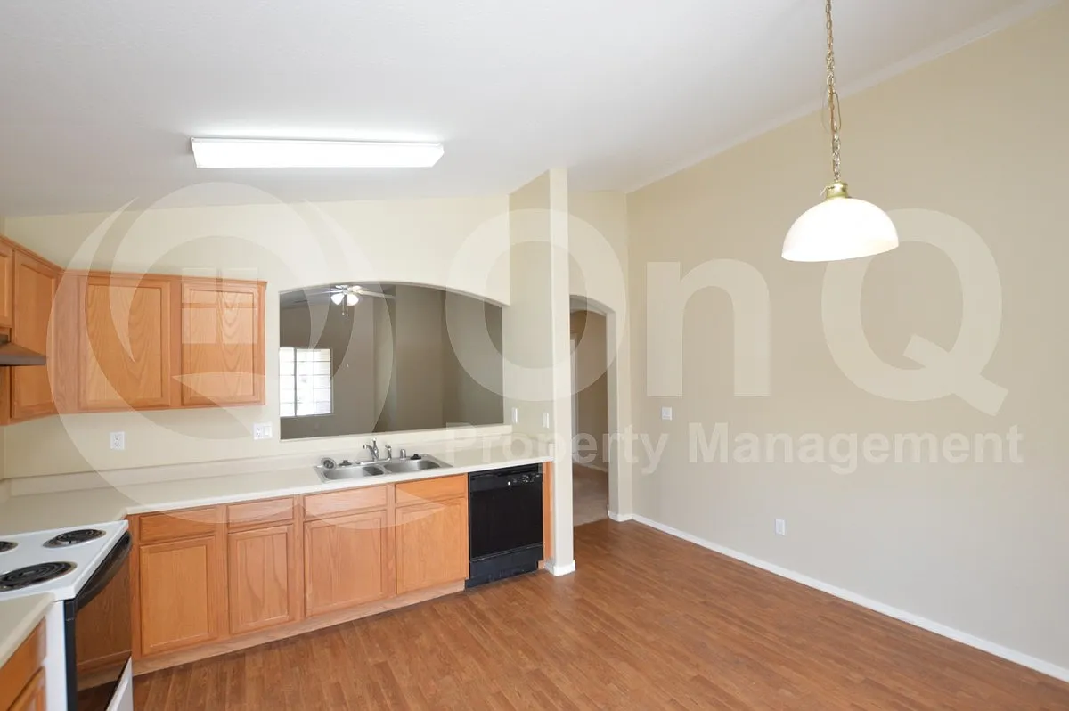 3 bed, 2.0 bath, 1370 sqft, $1,975 — Photo 4