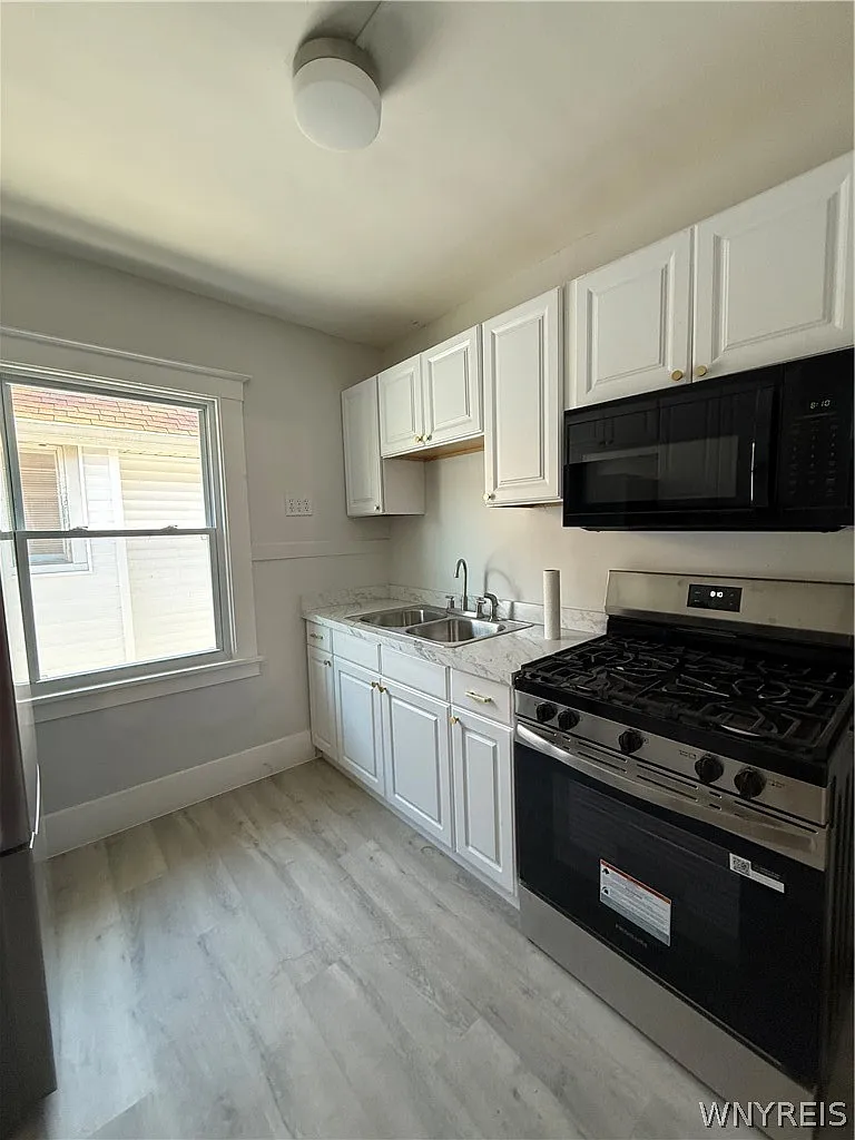 2 bed, 1.0 bath, 2024 sqft, $1,700 — Photo 4