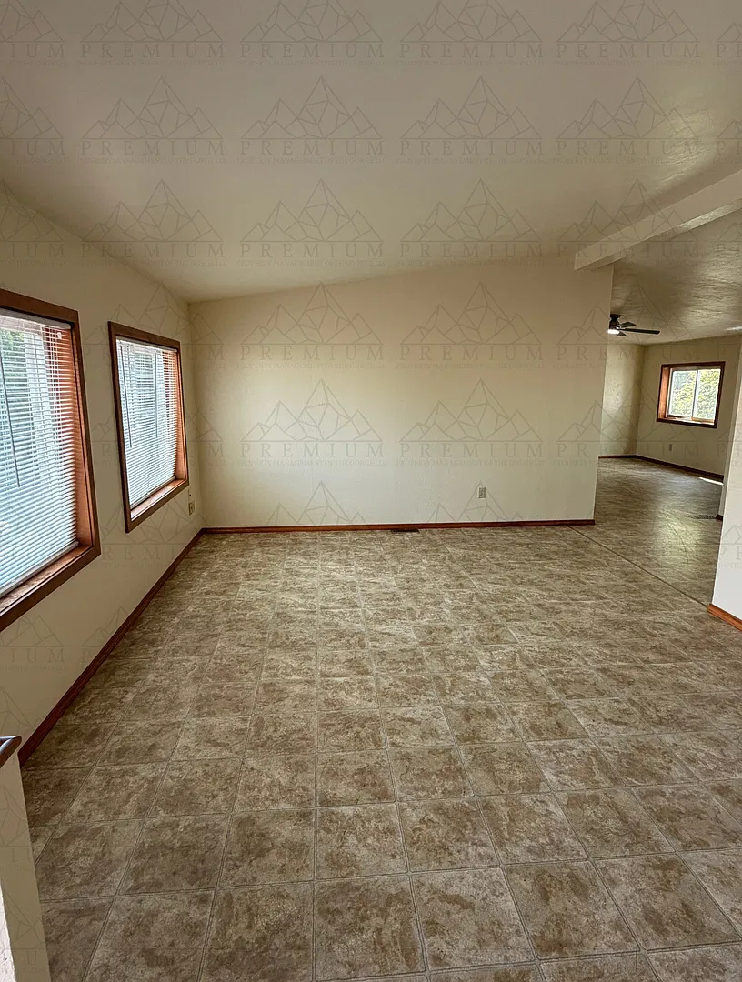4 Bedroom 2 Bath - Hood River — Photo 3