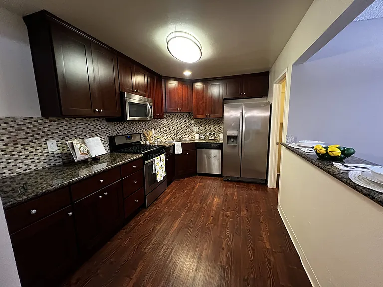 Versailles on the Lake Apartments — Photo 134