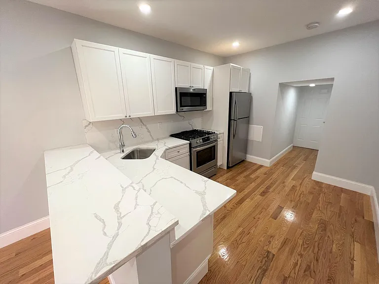 372 Oxford St #4 — Photo 5