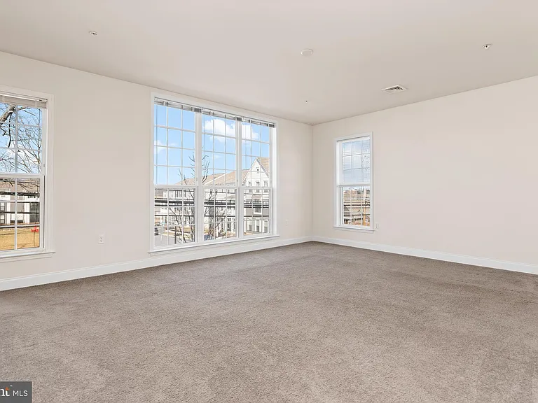 1323 Saxton Way — Photo 13