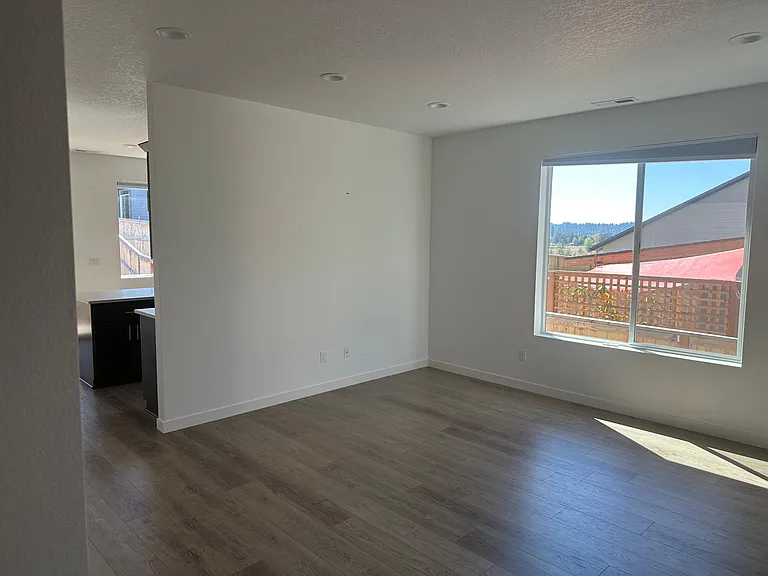 874 NE Trillium Dr — Photo 2