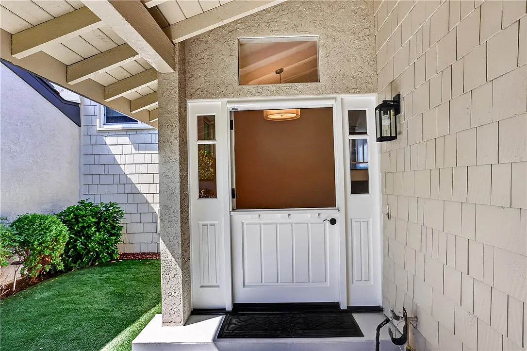 3 bed, 2.5 bath, 2460 sqft, $11,800 — Photo 3