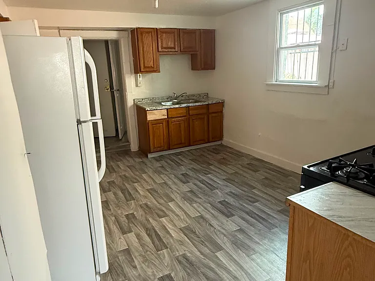 615 W Maple St — Photo 5