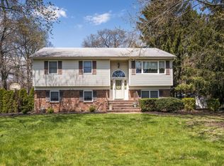 5 Tournament Dr, Leonardo, NJ 07737