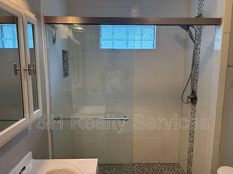 1427 S Olive St — Photo 12