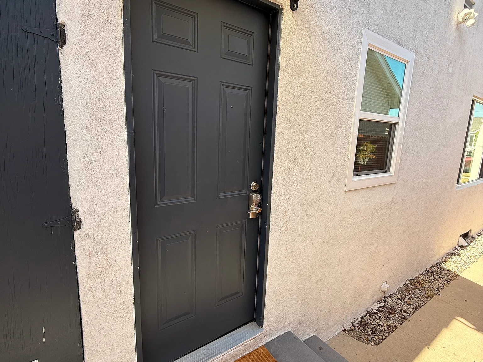 3835 S Van Ness Ave — Photo 4