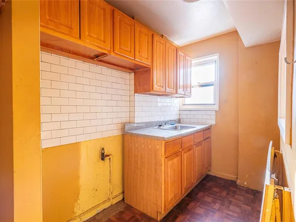 133-01 Booth Memorial Avenue image 9 of 20