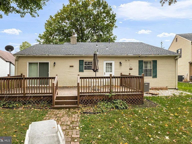 15 Embassy Dr — Photo 29