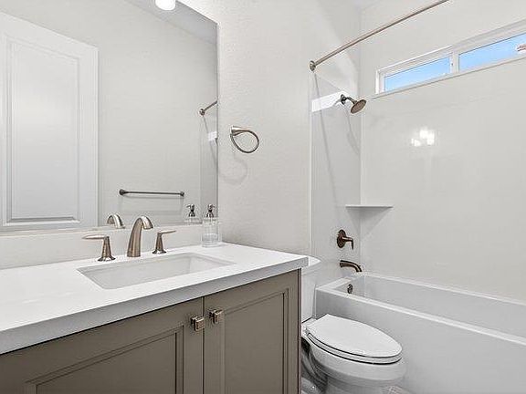 4th image of 2080 White Oak Dr