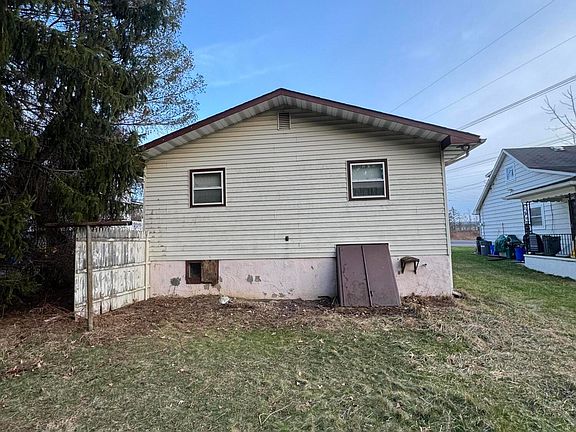 5th image of 173 Main St