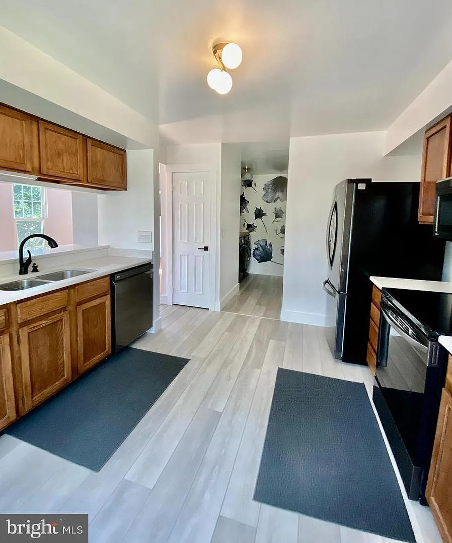 3 bed, 2.0 bath, 1408 sqft, $3,200 — Photo 2