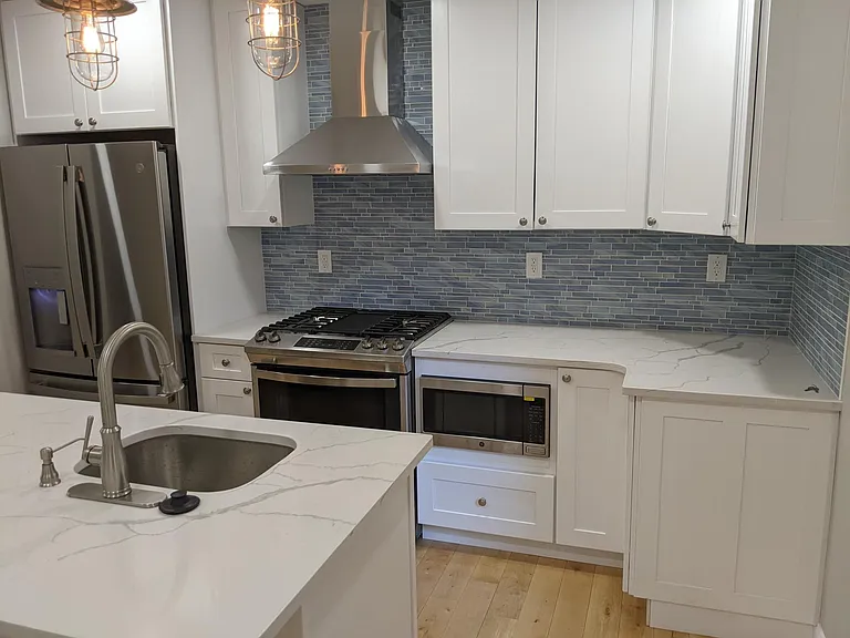 922 Catharine St — Photo 26