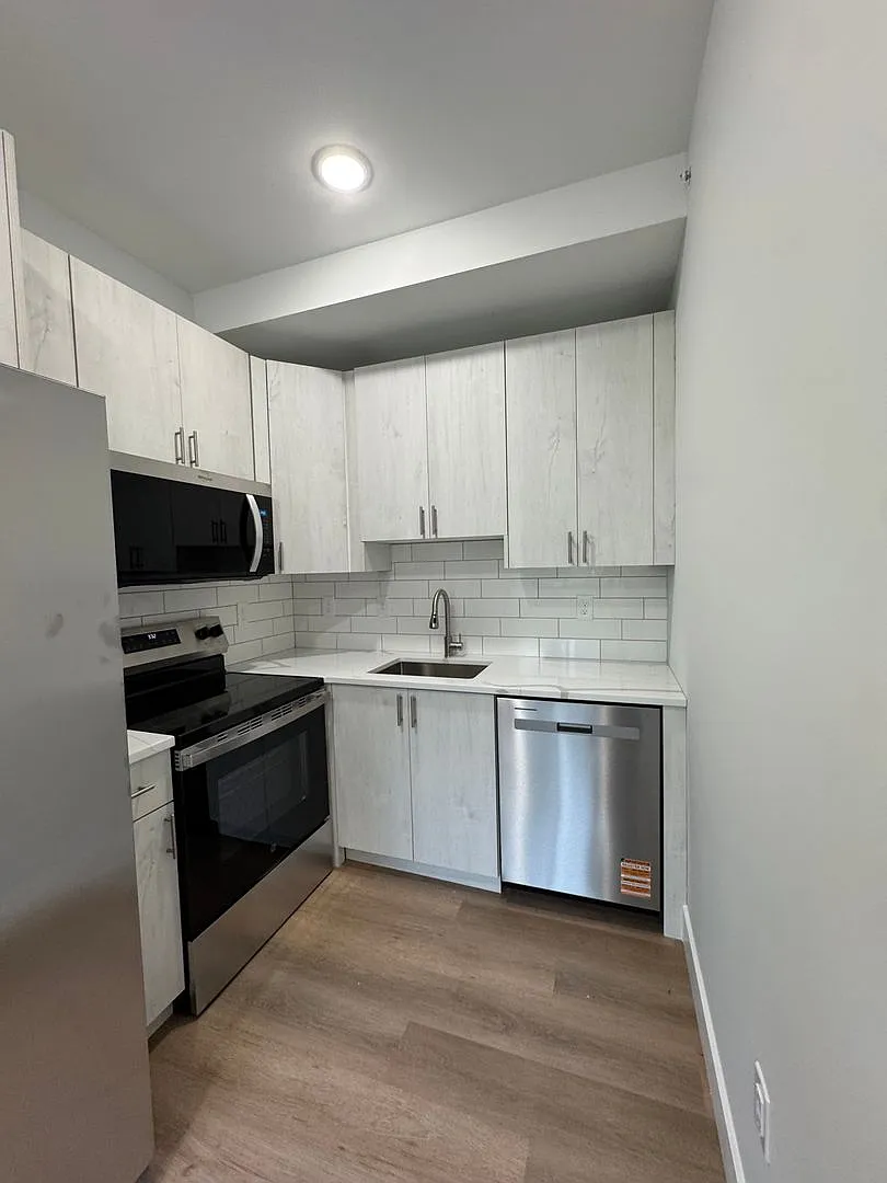 3221 N 13 St — Photo 2